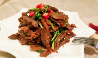 凉拌鸡胗酸菜鱼的做法（酸菜鳊鱼的做法）