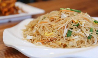 新式时蔬炒米粉的做法 新式时蔬炒米粉的做法