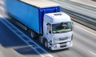 冬天高速结冰打滑怎么开（结冰天气开车怎么防滑）