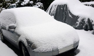 下雪路面结冰怎么开车 下雪路面结冰怎么开车呢