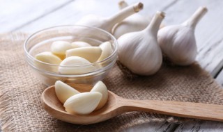 糖醋蒜头变绿色还能吃吗 糖醋蒜变成绿色还能吃吗