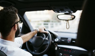 车窗被冻住了怎么办 车窗户冻住了怎么办