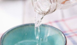 白醋加水喷衣服去皱吗 白醋为什么可以给衣服除皱