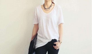 长款白t恤怎么搭配下身（长款白t恤怎么搭配下身）