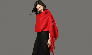 大红披肩怎么配衣服（大红披肩配什么衣服）