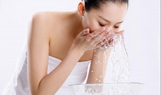 白醋洗脸后来一定要用清水洗干净吗?（白醋洗脸后来一定要用清水洗干净吗）