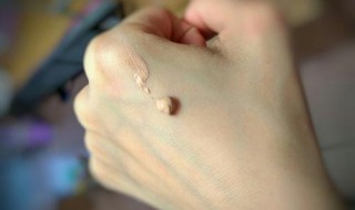 洗脸正确步骤隔离霜粉底液正确涂法（隔离霜和粉底液用什么涂抹）