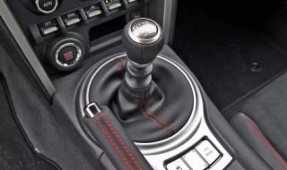 上坡刚换一档半离合加油会怎样 半坡起步换挡怎么换