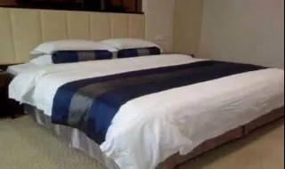宾馆房间床上那条布是干嘛用的 酒店床上一条长条布有什么用
