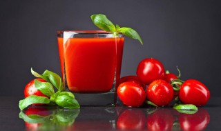 西红柿榨汁的功效与作用（鲜榨西红柿汁的功效与作用）