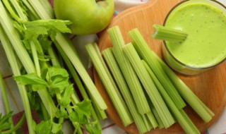 芹菜辣椒炒鸡杂怎么做 芹菜辣椒炒鸡杂怎么做好吃