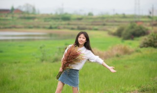 白色T恤如何搭配牛仔裙好看（白色t恤如何搭配牛仔裙好看）