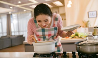 红酒洋李干焖鸡怎么做好吃 红酒洋李干焖鸡怎么做