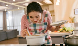 白萝卜排骨鱿鱼煲怎么做（鱿鱼排骨白萝卜清炖）