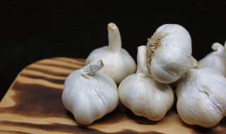 家里有股大蒜味是什么原因（家里出现大蒜味）