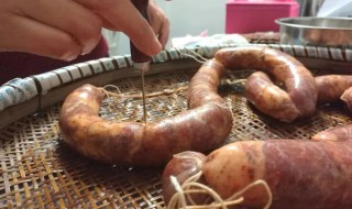 香肠外皮发粘洗一下能吃吗（香肠的外皮粘了,里边还能吃吗?）
