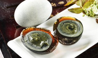 皮蛋怎么挑选(皮蛋怎么挑选是黄色和黑色)