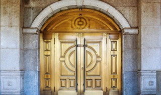 家里大门挂什么辟邪（家里大门挂什么可辟邪）