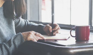 日记的题目写在日期的上面还是下面（日记的题目写在日期的上面还是下面好）