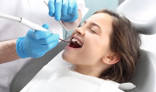 拔牙完塞牙洞棉球多久拿出来（拔牙完塞牙洞棉球多久拿出来）