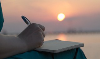 流年笑掷未来可期不负芳华的意思 流年笑掷,未来可期 不负芳华的意思