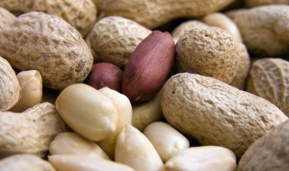 每天晚上吃生花生有什么好处（每天晚上吃点花生有什么好处）