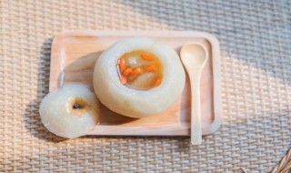 雪梨百合炖冰糖有什么功效(雪梨百合炖冰糖有什么功效银耳)