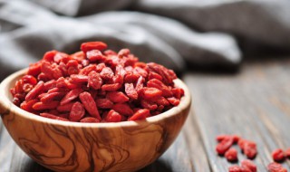 枸杞加红枣泡水喝有什么功效（枸杞加红枣泡水喝有什么功效产后）