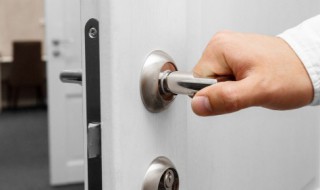 闭门器的劲太重能调吗 闭门器劲太大怎么调