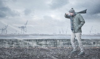 大雨滂沱成语意思（成语大雨滂沱的意思）