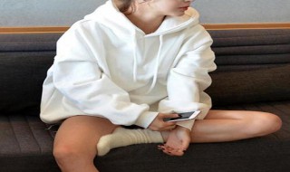 女款白色卫衣搭配什么裤子（女白色卫裤搭配什么上衣）