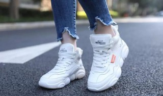 小熊鞋配什么裤子和上衣好看 小熊鞋配什么裤子和上衣好看女