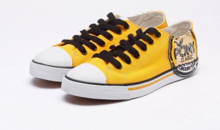 小黄帆布鞋怎么搭配袜子(黄色板鞋配什么袜子)