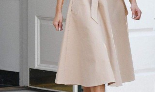 冬季杏色半身裙怎么搭配（冬季杏色半身裙怎么搭配衣服）