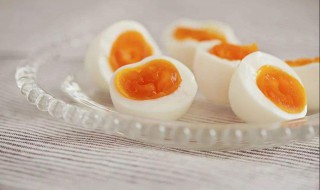 煮鸡蛋怎样才能不裂（煮鸡蛋怎样才能不裂皮）