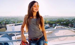 丅恤如何穿搭(T恤衫怎么搭配)