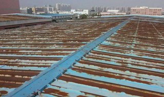 彩钢瓦下雨响声很大怎么解决（彩钢瓦房顶下雨特别响咋办）