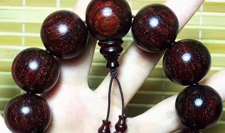 怎么盘玩小叶紫檀手串（盘玩小叶紫檀手串掉色）