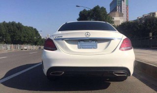 奔驰c200后尾灯怎么拆(奔驰c200后尾灯怎么拆卸)