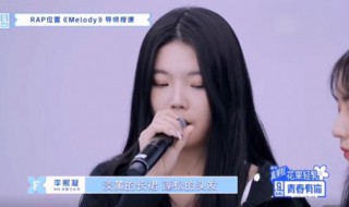 淡黄的长裙蓬松的头发原歌词（淡黄的长裙 蓬松的头发 歌词）