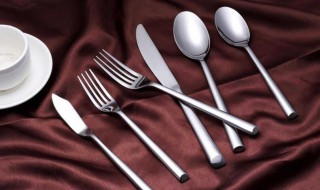 西餐刀叉用哪个手（西餐刀叉用哪个手拿）