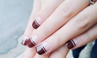 高中生适合什么颜色的美甲（高中生适合什么颜色的指甲油）