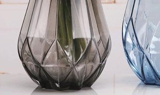 玻璃花瓶顽固水渍清除妙招（玻璃花瓶顽固水渍清除妙招视频）