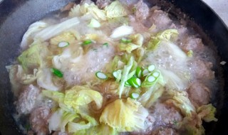 白菜粉丝肉丸子怎么做（肉丸白菜粉丝汤怎么做）