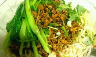 鸡丝炸酱面做法窍门(鸡肉丝炸酱面的做法)