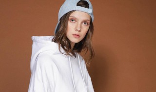 连帽卫衣搭配衬衫技巧（连帽卫衣搭配衬衫技巧视频）