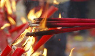 晚上几点之后不宜上香（上香时默念的三句话）
