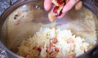 红枣莲子百合汤的功效(苹果银耳红枣莲子百合汤的功效)