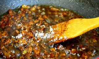 甜面酱是什么做的 甜面酱是什么做的,甜面酱是甜的还是咸的