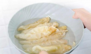 花胶用冷水泡还是热水（泡花胶用热水还是冷水?）